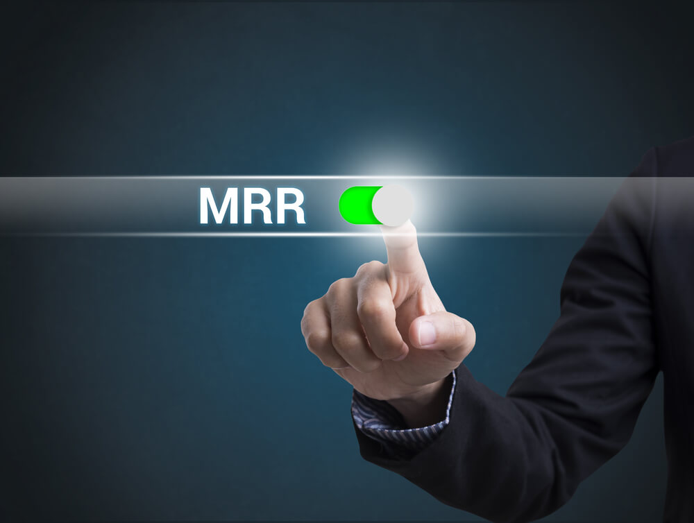 mão masculina de profissional executivo assinalando sigla MRR de tipo de Churn Rate